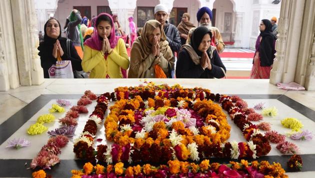 Devotees paying obeisance at Golden Temple on Thursday. (Sameer Sehgal/HT Photo)