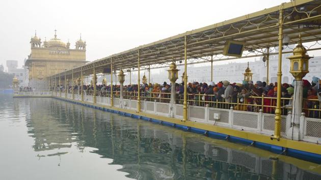 Devotees from faraway places throng Golden Temple to celebrate birth anniversary of the tenth Sikh guru Gobind Singh in Amritsar on Thursday. (Sameer Sehgal/HT Photo)