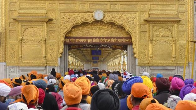 Devotees pay obeisance and offer sewa at the Golden Temple on the holy occasion. Guru Gobind Singh is the tenth Sikh Guru. (Sameer Sehgal / HT Photo) 