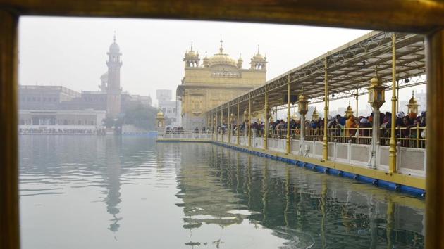 Devotees paying obeisance at Golden Temple on the occasion of 350th birth anniversary of Guru Gobind Singh in Amritsar on Thursday. (Sameer Sehgal/HT Photo)