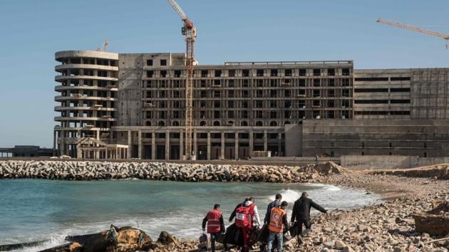 Members of Libyan Red Crescent carry the bodies of drowned immigrants after they washed ashore in the Andalus district of Tripoli, on Wednesday. (AFP photo) Members of Libyan Red Crescent carry the bodies of drowned immigrants after they washed ashore in the Andalus district of Tripoli, on Wednesday. (AFP photo)