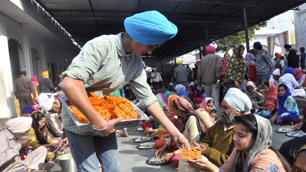Sant Arora Guru Ka Langar, a public food service, at the Nada Sahib Gurudwara on the Prakash Parva. (Sant Arora  / HT Photo) 