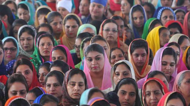 Marking the 350th birth anniversary of Guru Gobind Singh, members of Sikh community gathered at Khalsa College for the decoration of the Deewan in Indore on Thursday.  (Shankar Mourya / HT PHOTO) 