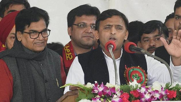Uttar Pradesh chief minister Akhilesh Yadav addresses as SP general secretary Ram Gopal Yadav looks on during Samajwadi party national convention in Lucknow on Sunday.(PTI Photo) Uttar Pradesh chief minister Akhilesh Yadav addresses as SP general secretary Ram Gopal Yadav looks on during Samajwadi party national convention in Lucknow on Sunday.(PTI Photo)