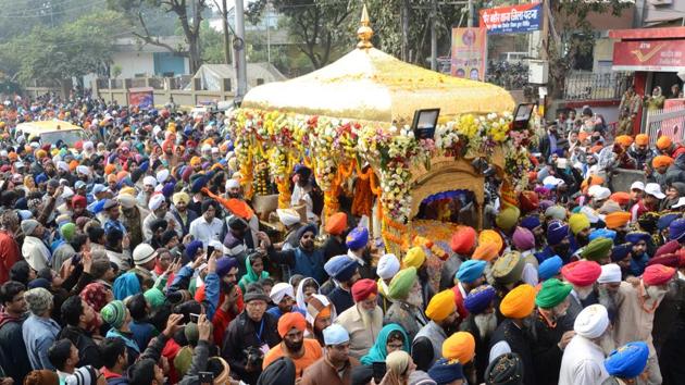 A vehicle carrying Guru Granth Sahib during the Nagar Kirtan procession at Gandhi Maidan in Patna.  (HT Photo) 