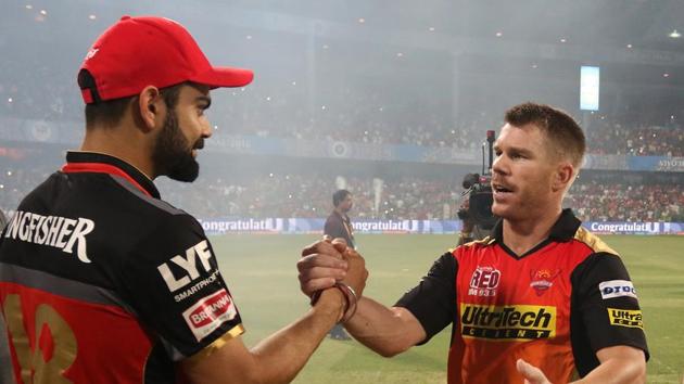 Royal Challengers Bangalore captain Virat Kohli congratulates Sunrisers Hyderabad’s victorious captain David Warner after the final of the 2016 Indian Premier League in Bangalore on May 29, 2016.(BCCI)