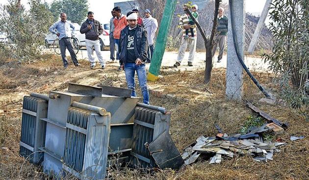 The hostages included the owner and two workers of the plant. They said the robbers told them that they were trying to make quick money as they were hit badly by demonetisation. (HT Photo) The hostages included the owner and two workers of the plant. They said the robbers told them that they were trying to make quick money as they were hit badly by demonetisation. (HT Photo)