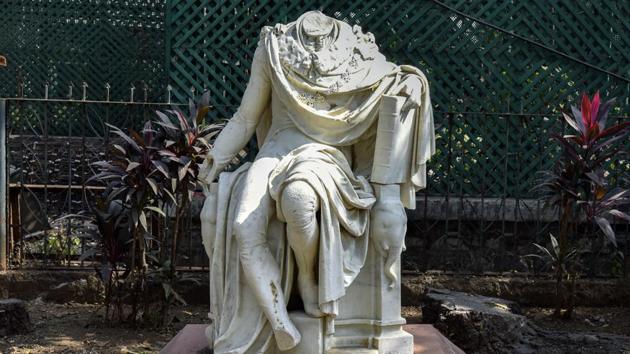 A headless statue of Lord Marquis of Wellesley (KUNAL patil/HT ) A headless statue of Lord Marquis of Wellesley (KUNAL patil/HT )