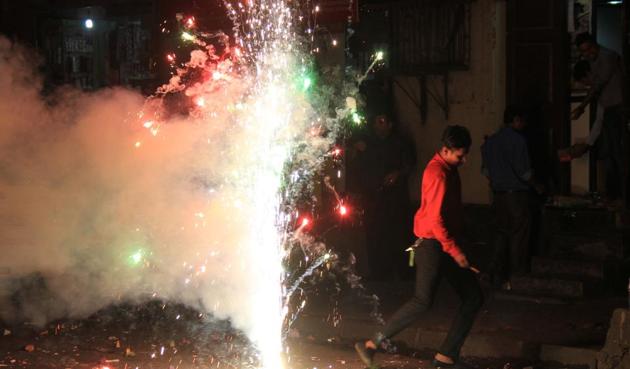 The air quality index (AQI) during Diwali last year and New Year's Day this year, both fell under the 'very poor' level at 315 and 323. They were two of the most polluted days for Mumbai in 2016-17 so far. (HT File Photo) The air quality index (AQI) during Diwali last year and New Year's Day this year, both fell under the 'very poor' level at 315 and 323. They were two of the most polluted days for Mumbai in 2016-17 so far. (HT File Photo)