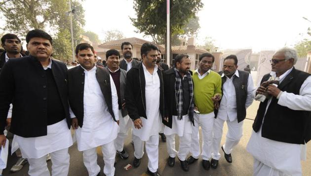 Samajwadi MLA's supporting UP chief minister Akhilesh Yadav at his official resident in Lucknow, on January 5, 2017.(Ashok Dutta/HT File Photo)