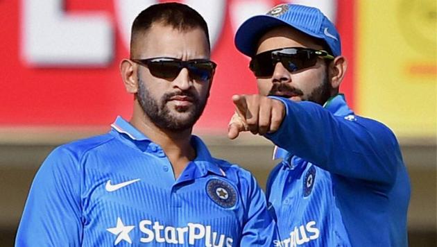 Mahendra Singh Dhoni and Virat Kohli during the 4th ODI against New Zealand in Ranchi last year.(PTI)