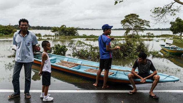 Local residents wait in front of a rental boat at the edge of floodwaters in Jal Besar, Malaysia's northeastern town of Tumpat on January 5, 2017. (MOHD RASFAN/ / AFP) Local residents wait in front of a rental boat at the edge of floodwaters in Jal Besar, Malaysia's northeastern town of Tumpat on January 5, 2017. (MOHD RASFAN/ / AFP)
