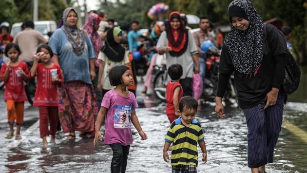 Local residents wade through a flooded street in Jal Besar, Malaysia's northeastern town of Tumpat on January 5, 2017. (MOHD RASFAN/ AFP) Local residents wade through a flooded street in Jal Besar, Malaysia's northeastern town of Tumpat on January 5, 2017. (MOHD RASFAN/ AFP)