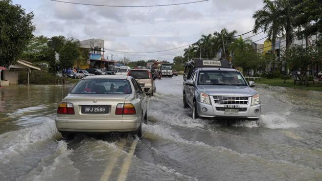 Motorists drive through floodwaters in Malaysia's northeastern town of Rantau Panjang, which borders Thailand, on January 5, 2017. Floods in two northeast Malaysian states have now forced almost 23,000 people from their homes and extra relief centres have been opened, rescue officials said January 4. (MOHD RASFAN/ AFP) Motorists drive through floodwaters in Malaysia's northeastern town of Rantau Panjang, which borders Thailand, on January 5, 2017. Floods in two northeast Malaysian states have now forced almost 23,000 people from their homes and extra relief centres have been opened, rescue officials said January 4. (MOHD RASFAN/ AFP)