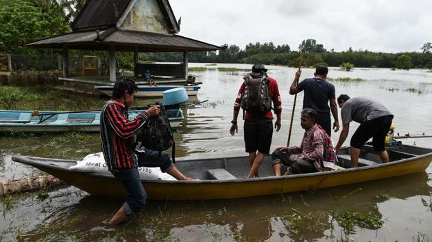 Local residents use a rental boat at the edge of floodwaters in Bendang Pak Yong, Malaysia's northeastern town of Tumpat, which borders with Thailand on January 6, 2017. (MOHD RASFAN / AFP) Local residents use a rental boat at the edge of floodwaters in Bendang Pak Yong, Malaysia's northeastern town of Tumpat, which borders with Thailand on January 6, 2017. (MOHD RASFAN / AFP)