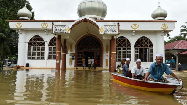Malaysian Muslims men travel by boat after Friday prayers, outside a mousque on a flooded street in Bendang Pak Yong, Malaysia's northeastern town of Tumpat, which borders with Thailand on January 6, 2017. (MOHD RASFAN/ AFP) Malaysian Muslims men travel by boat after Friday prayers, outside a mousque on a flooded street in Bendang Pak Yong, Malaysia's northeastern town of Tumpat, which borders with Thailand on January 6, 2017. (MOHD RASFAN/ AFP)