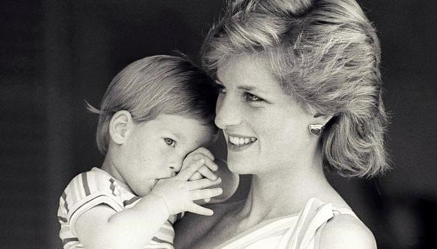Britain's Princess Diana holds Prince Harry during a morning picture session at Marivent Palace, where the Prince and Princess of Wales are holidaying as guests of King Juan Carlos and Queen Sofia, in Mallorca, Spain August 9, 1988. (Reuters File Photo)