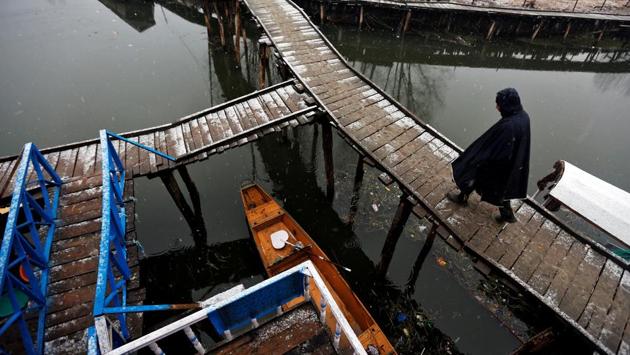 A man walks on a footbridge at Dal Lake during a snowfall on a cold winter morning in Srinagar January 4, 2017. (Danish Ismail / REUTERS)