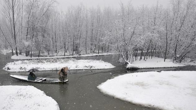 A Kashmiri boatman rows a boat during a snowfall in Srinagar, India on January 6, 2017. (Waseem Andrabi / HT Photo)
