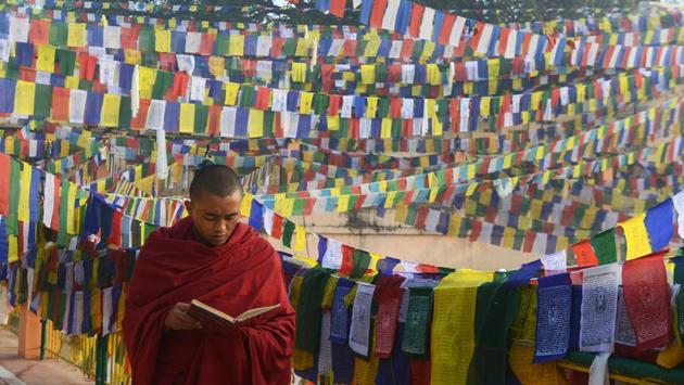 Buddhist devotees pray at the Mahabodhi Temple where the Buddha is said to have attained enlightenment, during the Kalachakra event at Bodhgaya on January 5, 2017. (AFP PHOTO / Dibyangshu SARKAR) 