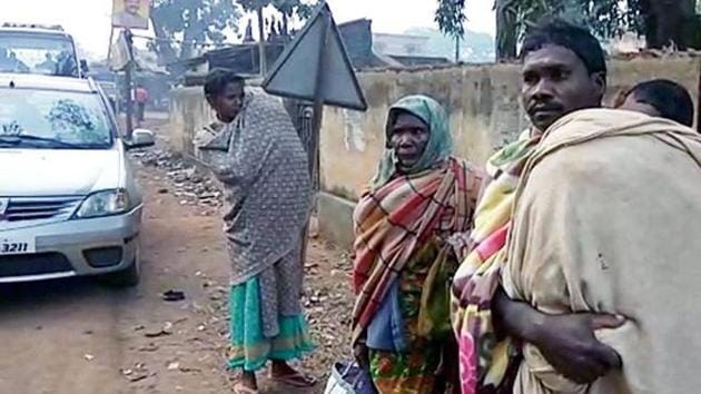 A grief-stricken father in Odisha was forced to carry the dead body of his five-year-old daughter all because the local health center refused to take responsibility.(ANI Photo) A grief-stricken father in Odisha was forced to carry the dead body of his five-year-old daughter all because the local health center refused to take responsibility.(ANI Photo)