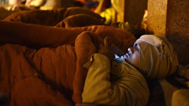 Relatives of patients sleep on the footpath outside Delhi’s RML hospital. (Saumya Khandelwal/HT PHOTO) 