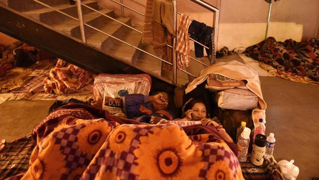 On January 5, Union minister JP Nadda inaugurated the‘Dharamshala’ complex at Dr Ram Manohar Lohia Hospital for patients relatives. A day later, the situation doesn’t improve because they are unaware of the facilities. (Saumya Khandelwal/HT PHOTO) 
