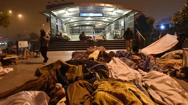 A view outside the AIIMS metro station on a cold, wintry night. (Saumya Khandelwal/HT PHOTO) 