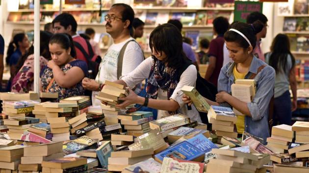 Visitors browse through books at the Delhi Book Fair at Pragati Maidan in New Delhi.(Arun Sharma/HT Photo)