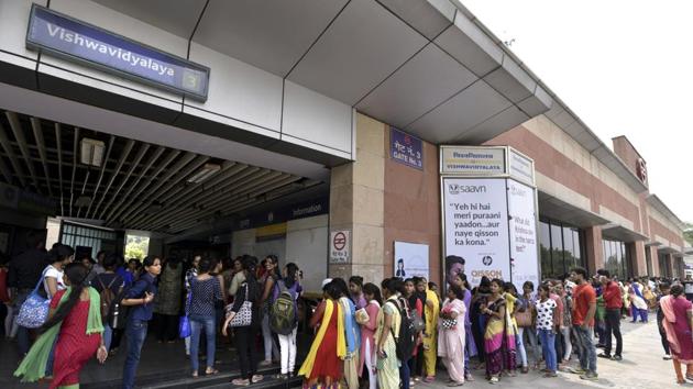 CISF’s move to permit women to carry small knives has received a mixed response from Delhiites. (Arun Sharma/HT Photo) CISF’s move to permit women to carry small knives has received a mixed response from Delhiites. (Arun Sharma/HT Photo)