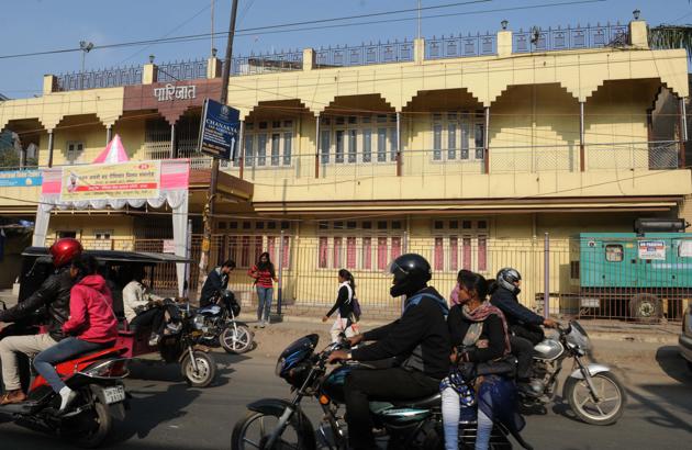 The Parijat, a banquet hall in Ranchi’s Circular Road, has no parking space and vehicles parked in front disrupt traffic.(Diwakar Prasad/ HT Photo.)