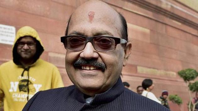 Akhilesh, according to the leader, had made it clear that he was willing to discuss things only with netaji in the presence of Azam and Shivpal and not in front of any ‘outsider’ (read Amar Singh).(PTI File Photo)