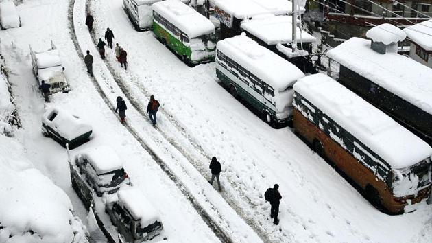People walking on the snow covered road at Sanjauli, Shimla on Saturday. (Deepak Sansta/HT Photo) People walking on the snow covered road at Sanjauli, Shimla on Saturday. (Deepak Sansta/HT Photo)