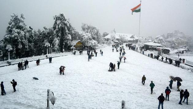 People enjoy heavy snowfall at Ridge. The snowfall froze the “Queen of Hills”, as Shimla was fondly called by the British. (Deepak Sansta/HTPhoto) 