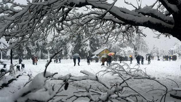 Officials advised tourists not to venture into remote areas, as chances of heavy snow were high. (Deepak Sansta/HTPhoto) 