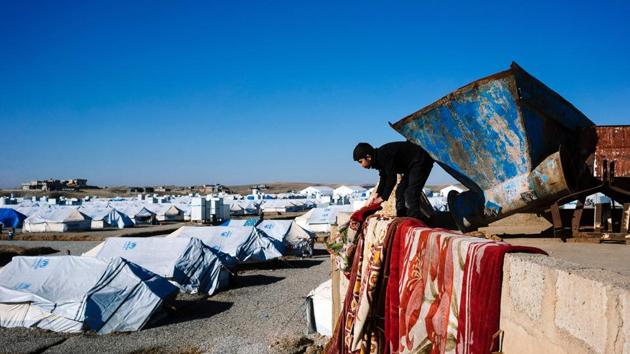 A displaced Iraqi boy who fled the violence in the Islamic State (IS) group stronghold of Mosul hangs blankets at the Hasan Sham camp for displaced people. (AFP Photo) A displaced Iraqi boy who fled the violence in the Islamic State (IS) group stronghold of Mosul hangs blankets at the Hasan Sham camp for displaced people. (AFP Photo)