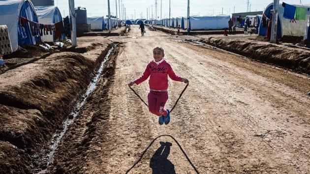 A displaced Iraqi girl who fled the fighting between Islamic State (IS) and government forces around Mosul. (AFP Photo) A displaced Iraqi girl who fled the fighting between Islamic State (IS) and government forces around Mosul. (AFP Photo)