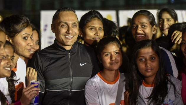 Rahul Bose poses for a picture with participants after a 7km night run in Mumbai on Saturday.  (Kunal Patil / HT Photo) 
