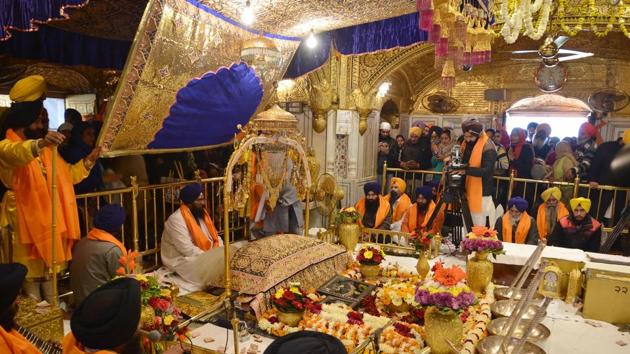 A view of the “Jalau” (show of splendour) displayed in the sanctum of Golden Temple on the occasion of 350th birth anniversary of Guru Gobind Singh ji, in Amritsar on Thursday January 5, 2017. (Sameer Sehga / HT Photo)