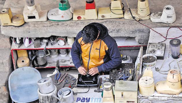 A house appliances mechanic at Indira Market advertises the option of paying him through online wallet systems.(Sunil Ghosh/HT Photo)