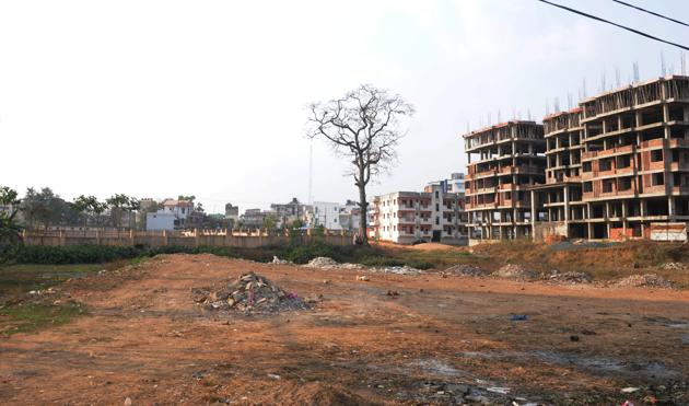 Ponds and water bodies in Ranchi are fast vanishing due unregulated constructions and overuse of groundwater. A dried up pond in the city’s Argora nighbourhood.(Diwakar Prasad/ HT Photo.)