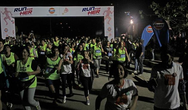 Hundreds participated in the 7km night run at BKC on Saturday. (Pratik Chorge/HT) Hundreds participated in the 7km night run at BKC on Saturday. (Pratik Chorge/HT)