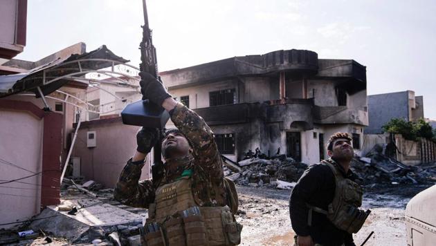 An Iraqi special forces Counter Terrorism Service (CTS) member shoots at a drone flown by Islamic State group jihadists (IS) in Mosul's al-Rifaq neighbourhood on January 8, 2017, as an ongoing military operation against the militants continues. (AFP Photo) An Iraqi special forces Counter Terrorism Service (CTS) member shoots at a drone flown by Islamic State group jihadists (IS) in Mosul's al-Rifaq neighbourhood on January 8, 2017, as an ongoing military operation against the militants continues. (AFP Photo)