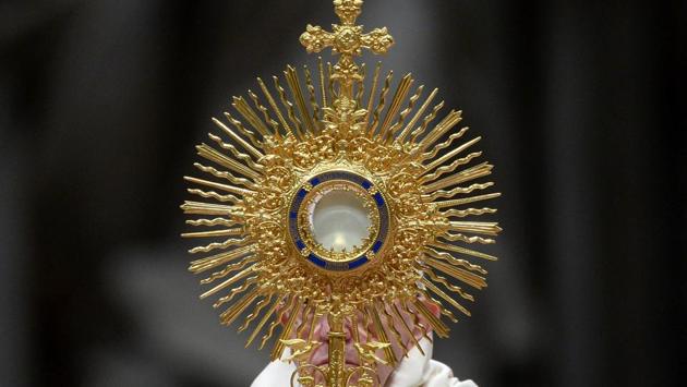 Pope Francis holds the monstrance as he leads the Te Deum prayer in St Peter's Basilica at the Vatican on December 31, 2016. (AFP)