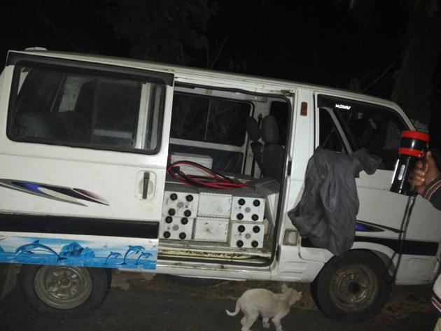 The police suspect the involvement of a well-organised gang of thieves, who steal the batteries from unguarded mobile towers across the country. (HT photo) The police suspect the involvement of a well-organised gang of thieves, who steal the batteries from unguarded mobile towers across the country. (HT photo)