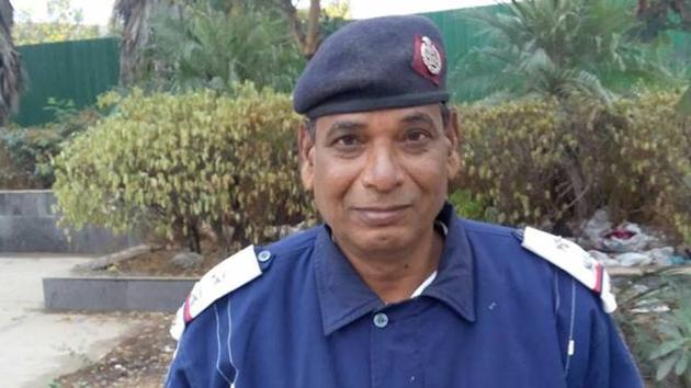 Sub inspector Madan Singh spotted a cyclist picking up the wallet near Sarai Kale Khan. He took it under his custody. Called up the owner of the wallet with the help of the phone number given in a visiting card and returned it to him. (HT Photo) Sub inspector Madan Singh spotted a cyclist picking up the wallet near Sarai Kale Khan. He took it under his custody. Called up the owner of the wallet with the help of the phone number given in a visiting card and returned it to him. (HT Photo)