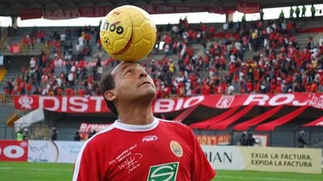Paraguay football legend Roberto Cabanas has died after suffering a heart attack on Monday aged 55, his brother said. (AFP) Paraguay football legend Roberto Cabanas has died after suffering a heart attack on Monday aged 55, his brother said. (AFP)