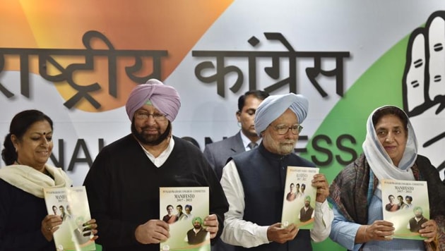 Former PM Manmohan Singh along with Punjab Congress chief Captain Amarinder Singh, Rajinder Kaur Bhattal and Asha Kumari release the Congress manifesto for the February 04 assembly elections in Punjab at AICC HQ, in New Delhi on Monday. (Ajay Aggarwal/HT PHOTO) Former PM Manmohan Singh along with Punjab Congress chief Captain Amarinder Singh, Rajinder Kaur Bhattal and Asha Kumari release the Congress manifesto for the February 04 assembly elections in Punjab at AICC HQ, in New Delhi on Monday. (Ajay Aggarwal/HT PHOTO)