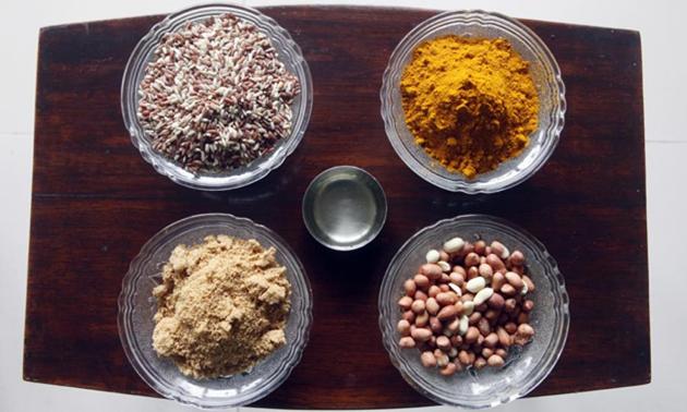 Unprocessed rice grown by Madhi tribal farmers, turmeric, groundnuts from Mumbai Sulins(HT file photo)