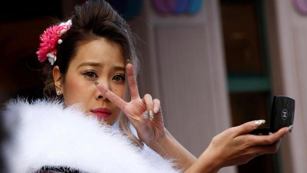 A woman shows the victory sign. (Kim Kyung-Hoon / REUTERS)